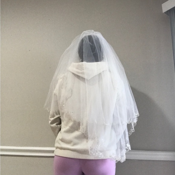 Waist length white veil with blusher - Picture 7 of 13